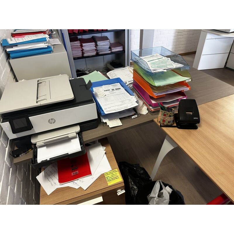 2 bureaux + 1 caisson en fibres de bois 3 chaises visiteurs en résine 1 caisson de bureau en métal ouvrant ouvrant à 3 tiroirs
