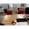 2 bureaux + 1 caisson en fibres de bois 3 chaises visiteurs en résine 1 caisson de bureau en métal ouvrant ouvrant à 3 tiroirs