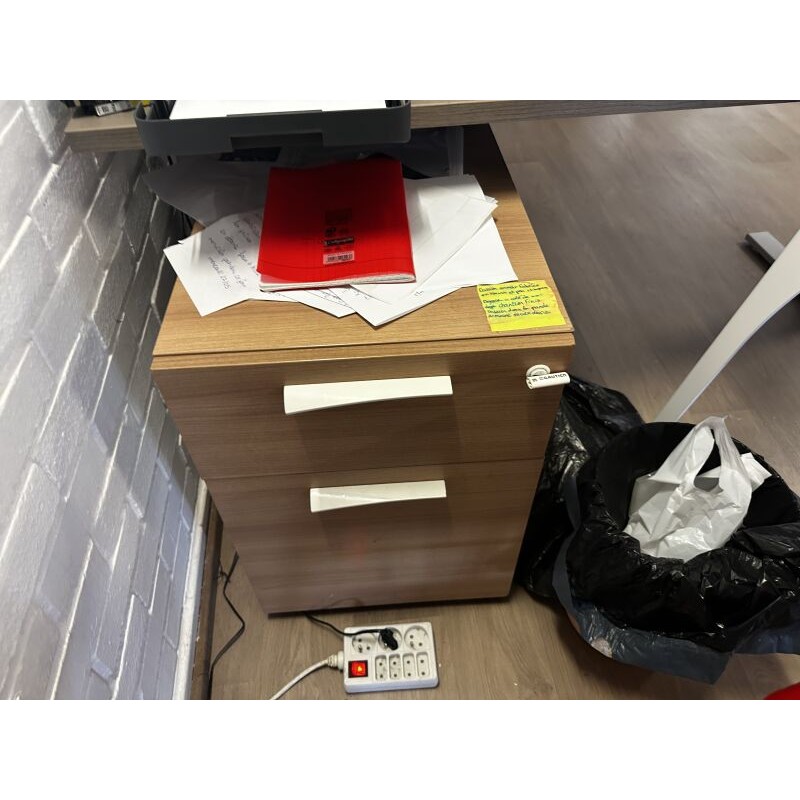 2 bureaux + 1 caisson en fibres de bois 3 chaises visiteurs en résine 1 caisson de bureau en métal ouvrant ouvrant à 3 tiroirs