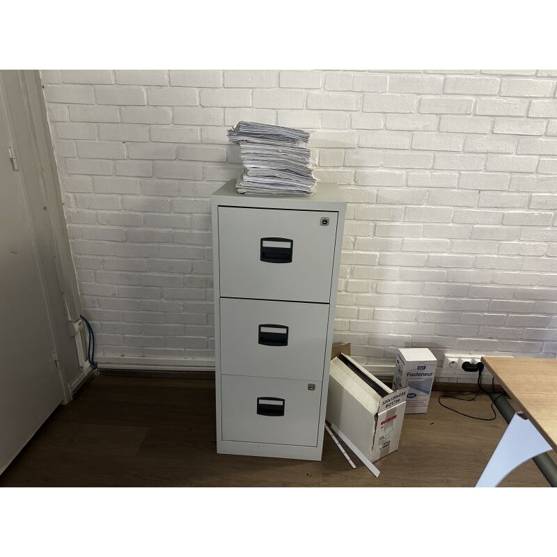 2 bureaux + 1 caisson en fibres de bois 3 chaises visiteurs en résine 1 caisson de bureau en métal ouvrant ouvrant à 3 tiroirs