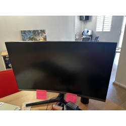 1 poste informatique comprenant : 1 écran SAMSUNG C27R500FH 1 clavier + souris + 1 unité centrale LENOVO
