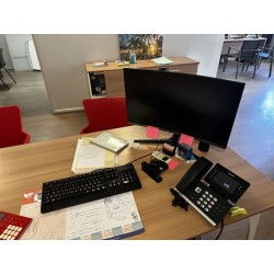 1 poste informatique comprenant : 1 écran SAMSUNG C27R500FH 1 clavier + souris + 1 unité centrale LENOVO