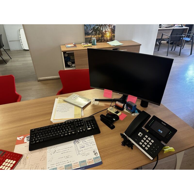 1 poste informatique comprenant : 1 écran SAMSUNG C27R500FH 1 clavier + souris + 1 unité centrale LENOVO