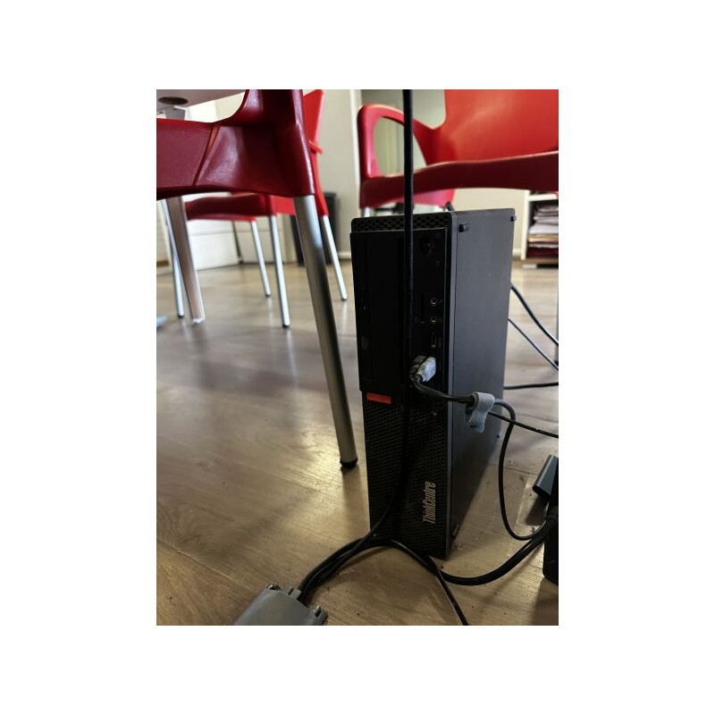 1 poste informatique comprenant : 1 écran SAMSUNG C27R500FH 1 clavier + souris + 1 unité centrale LENOVO
