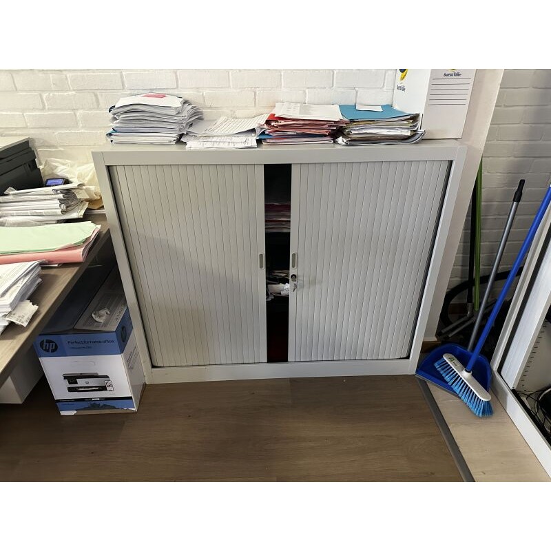1 armoire basse en métal ouvrant à portes coulissantes