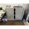 1 armoire basse en métal ouvrant à portes coulissantes
