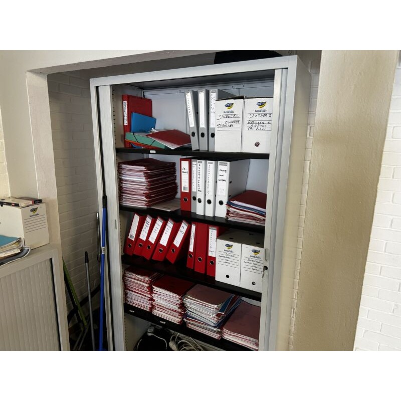 1 armoire haute en métal ouvrant à porte coulissante