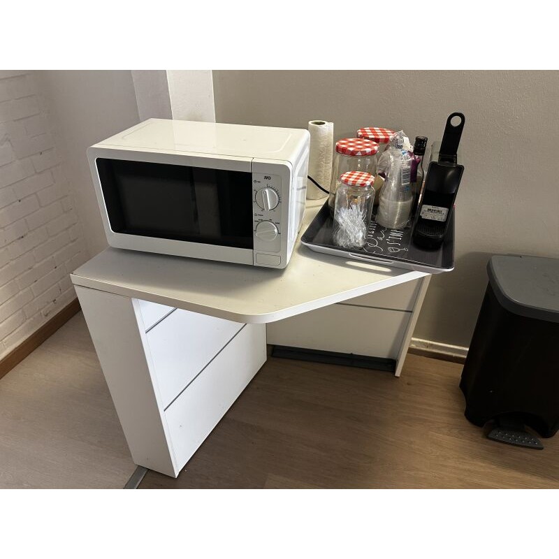 1 petit meuble bar en fibres de bois + résine