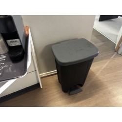 1 poubelle à pédale en plastique