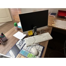 1 partie de poste d'informatique comprenant : 1 écran HP 1 clavier et souris sans marque apparente