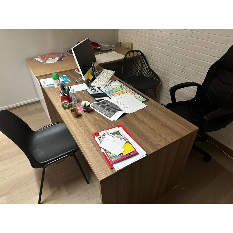 1 chaise visiteur en résine 1 chaise en résine+ pied métal 4 chaises visiteur en métal 1 fauteuil de bureau en tissu + similicui