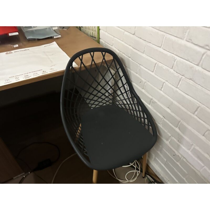 1 chaise visiteur en résine 1 chaise en résine+ pied métal 4 chaises visiteur en métal 1 fauteuil de bureau en tissu + similicui