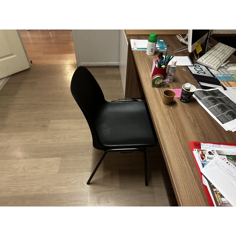 1 chaise visiteur en résine 1 chaise en résine+ pied métal 4 chaises visiteur en métal 1 fauteuil de bureau en tissu + similicui