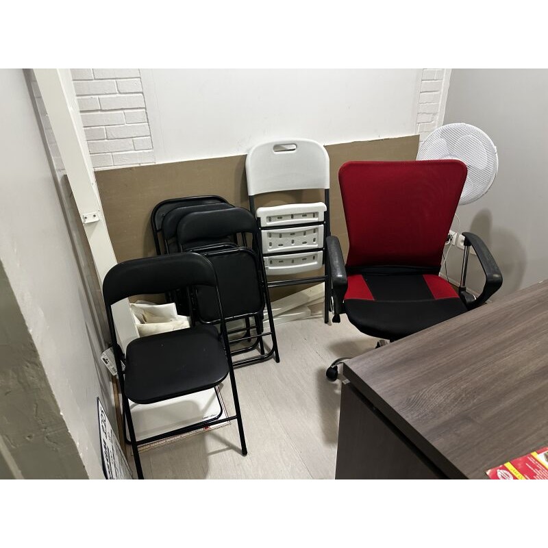 1 chaise visiteur en résine 1 chaise en résine+ pied métal 4 chaises visiteur en métal 1 fauteuil de bureau en tissu + similicui