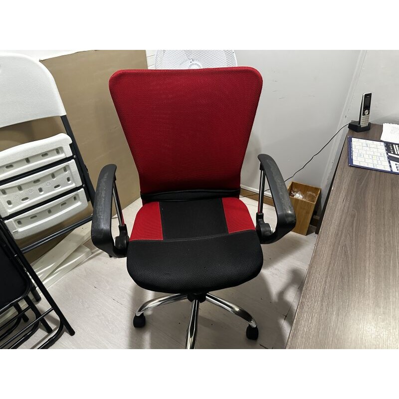 1 chaise visiteur en résine 1 chaise en résine+ pied métal 4 chaises visiteur en métal 1 fauteuil de bureau en tissu + similicui