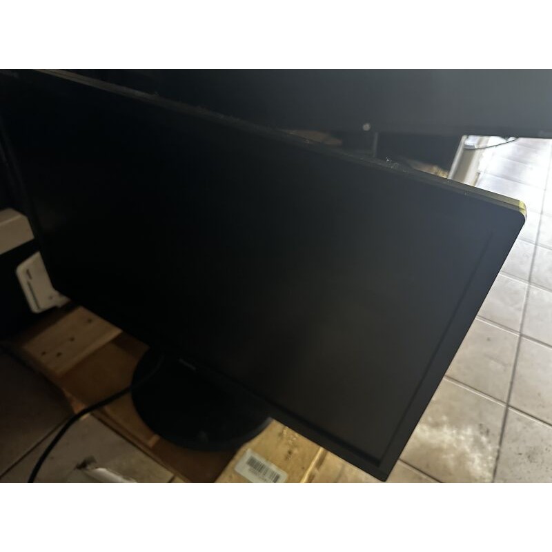 1 écran IIYAMA prolite E2282HD 1 tour informatique LG  1 clavier MICROSOFT 1 écran HP W1972a 1 tour informatique sans marque app