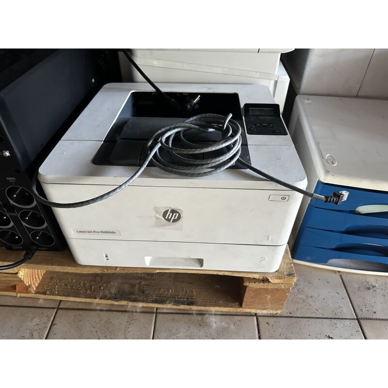 1 écran IIYAMA prolite E2282HD 1 tour informatique LG  1 clavier MICROSOFT 1 écran HP W1972a 1 tour informatique sans marque app