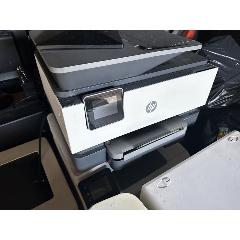 1 écran IIYAMA prolite E2282HD 1 tour informatique LG  1 clavier MICROSOFT 1 écran HP W1972a 1 tour informatique sans marque app