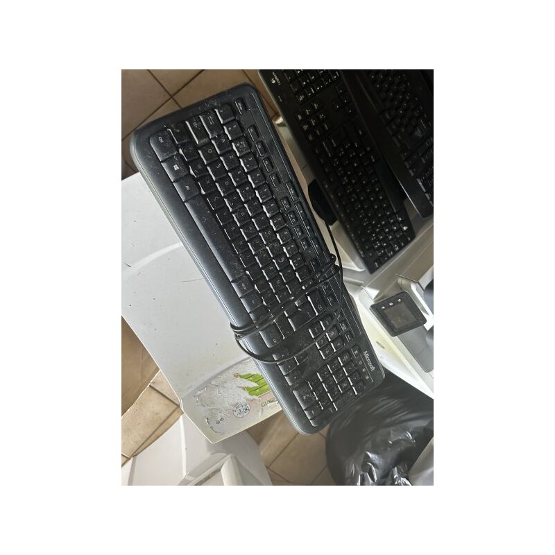 1 écran IIYAMA prolite E2282HD 1 tour informatique LG  1 clavier MICROSOFT 1 écran HP W1972a 1 tour informatique sans marque app