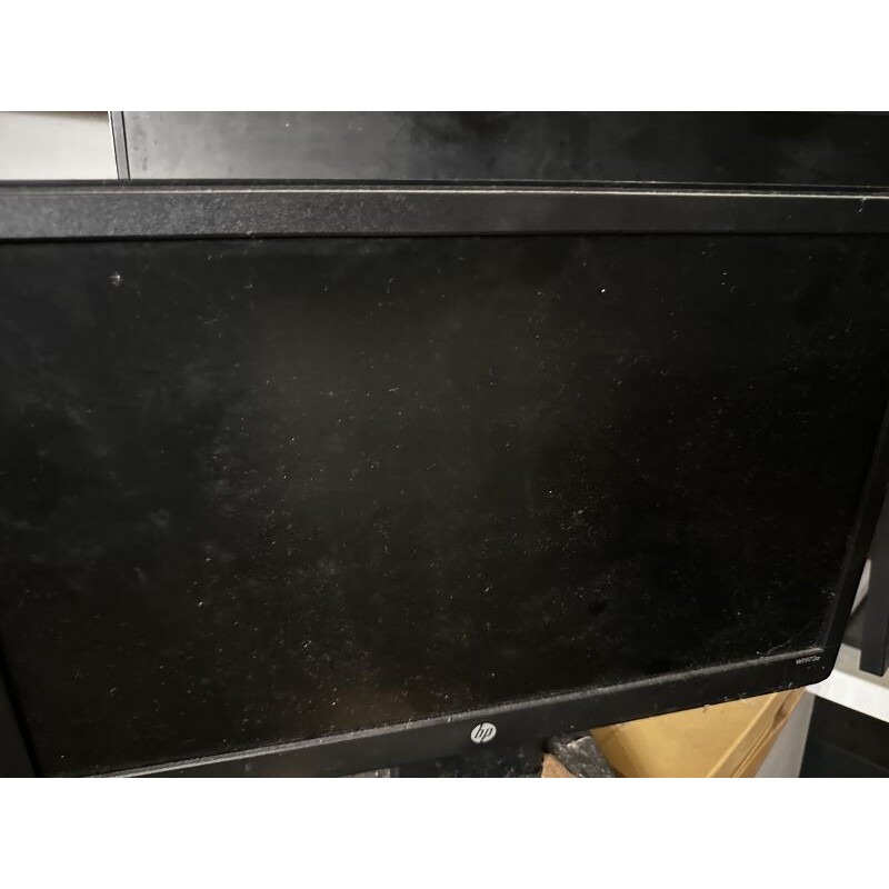 1 écran IIYAMA prolite E2282HD 1 tour informatique LG  1 clavier MICROSOFT 1 écran HP W1972a 1 tour informatique sans marque app
