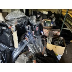 1 stock de pièces dépareillées et principalement neuf et en vrac comprenant : pneus, pièces d'esthétique, fourches, rétroviseurs