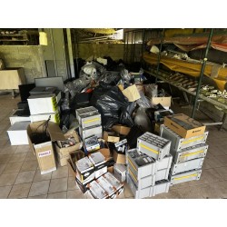1 stock de pièces dépareillées et principalement neuf et en vrac comprenant : pneus, pièces d'esthétique, fourches, rétroviseurs