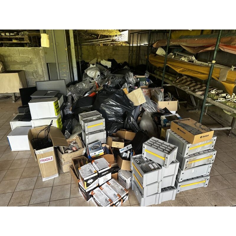 1 stock de pièces dépareillées et principalement neuf et en vrac comprenant : pneus, pièces d'esthétique, fourches, rétroviseurs