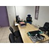 2 tables en fibres de bois, piétement en métal 2 fauteuils de bureau 3 chaises visiteurs