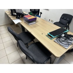 2 tables en fibres de bois, piétement en métal 2 fauteuils de bureau 3 chaises visiteurs