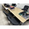 2 tables en fibres de bois, piétement en métal 2 fauteuils de bureau 3 chaises visiteurs