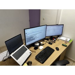 1 partie de poste informatique comprenant : 1 écran V7 L27HA52K 1 écran SAMSUNG 924F354FHR 1 clavier + 1 souris sans marque appa