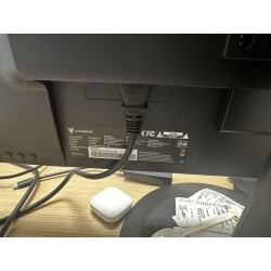 1 partie de poste informatique comprenant : 1 écran V7 L27HA52K 1 écran SAMSUNG 924F354FHR 1 clavier + 1 souris sans marque appa