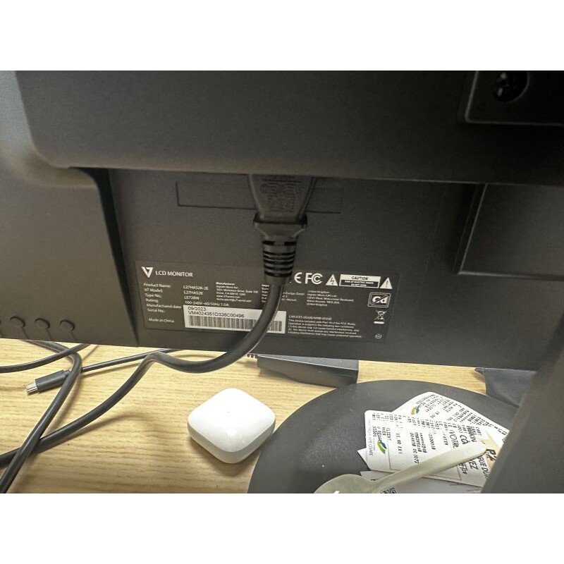 1 partie de poste informatique comprenant : 1 écran V7 L27HA52K 1 écran SAMSUNG 924F354FHR 1 clavier + 1 souris sans marque appa