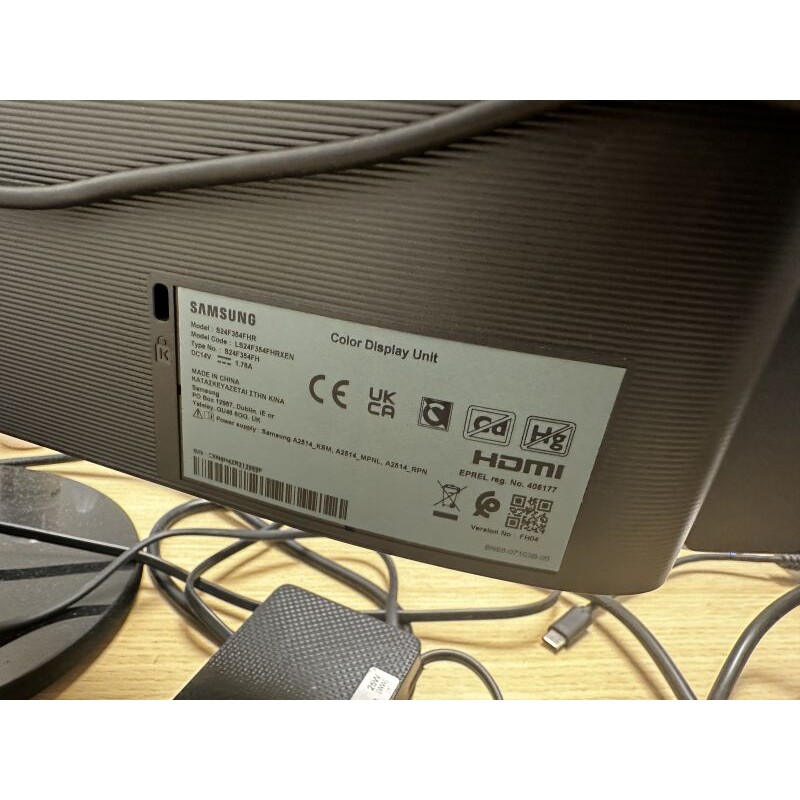 1 partie de poste informatique comprenant : 1 écran V7 L27HA52K 1 écran SAMSUNG 924F354FHR 1 clavier + 1 souris sans marque appa