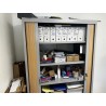1 armoire ouvrant à portes coulissantes