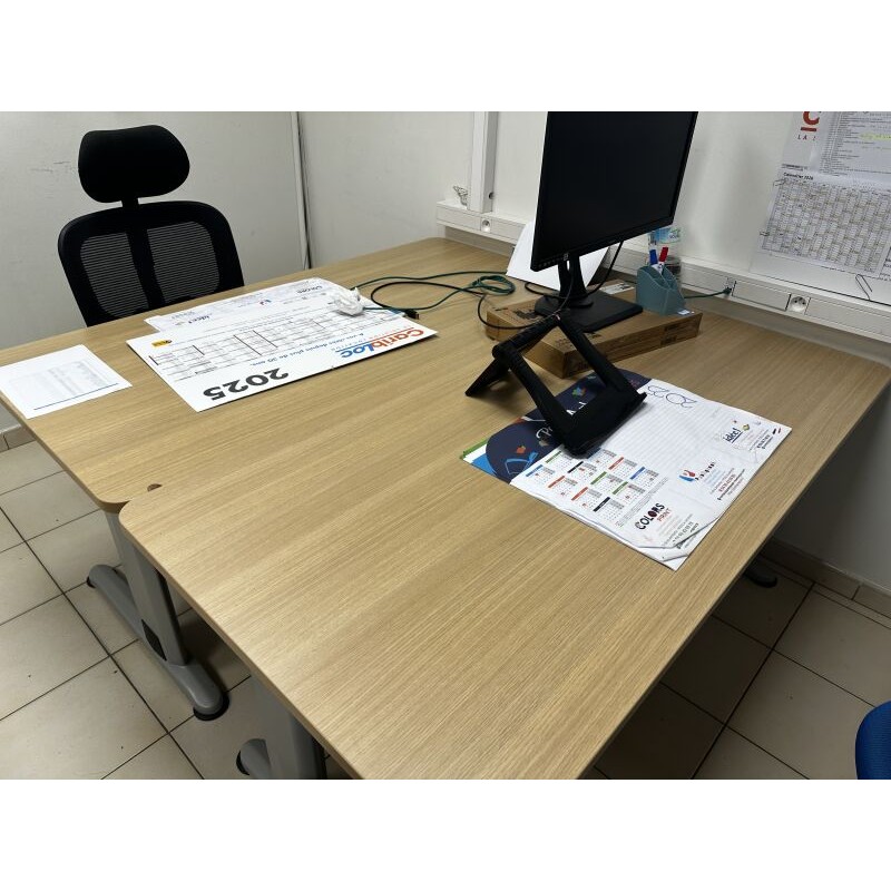 4 tables en fibres de bois, piétement en métal, 1 caisson 4 repose-pieds 3 fauteuils de bureau 3 chaises visiteurs