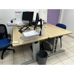 4 tables en fibres de bois, piétement en métal, 1 caisson 4 repose-pieds 3 fauteuils de bureau 3 chaises visiteurs