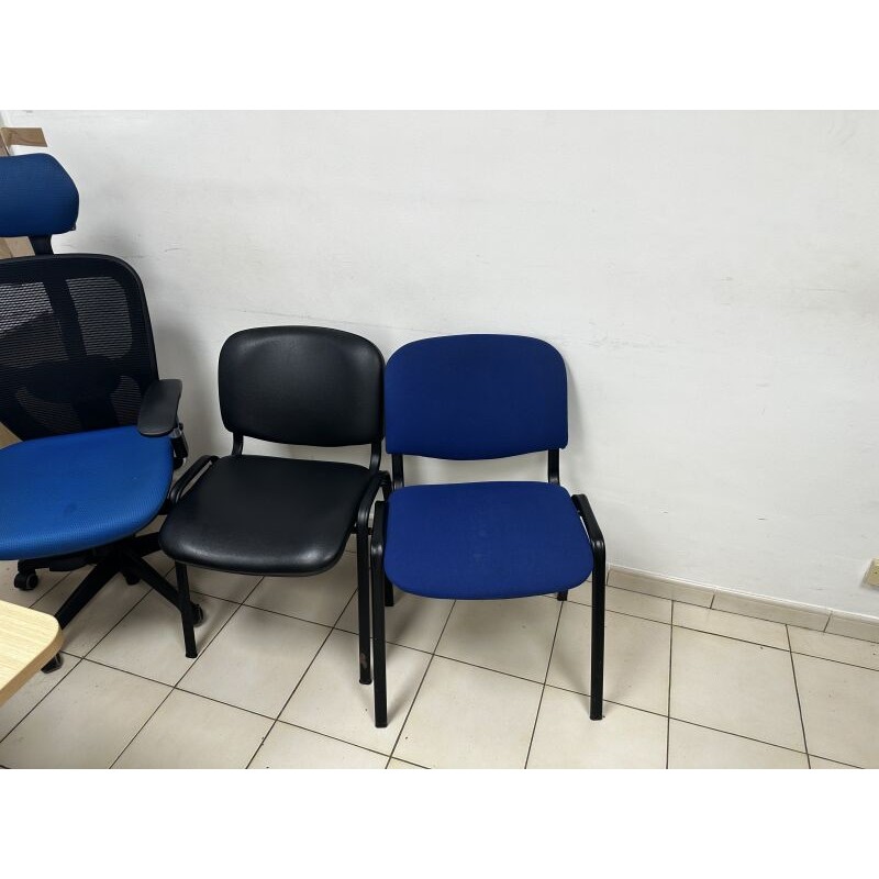4 tables en fibres de bois, piétement en métal, 1 caisson 4 repose-pieds 3 fauteuils de bureau 3 chaises visiteurs