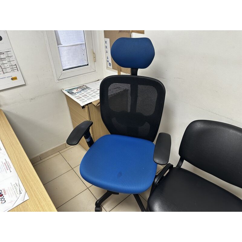 4 tables en fibres de bois, piétement en métal, 1 caisson 4 repose-pieds 3 fauteuils de bureau 3 chaises visiteurs