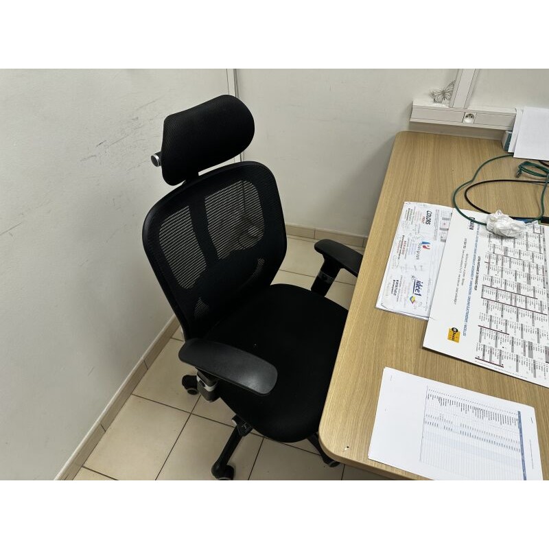 4 tables en fibres de bois, piétement en métal, 1 caisson 4 repose-pieds 3 fauteuils de bureau 3 chaises visiteurs