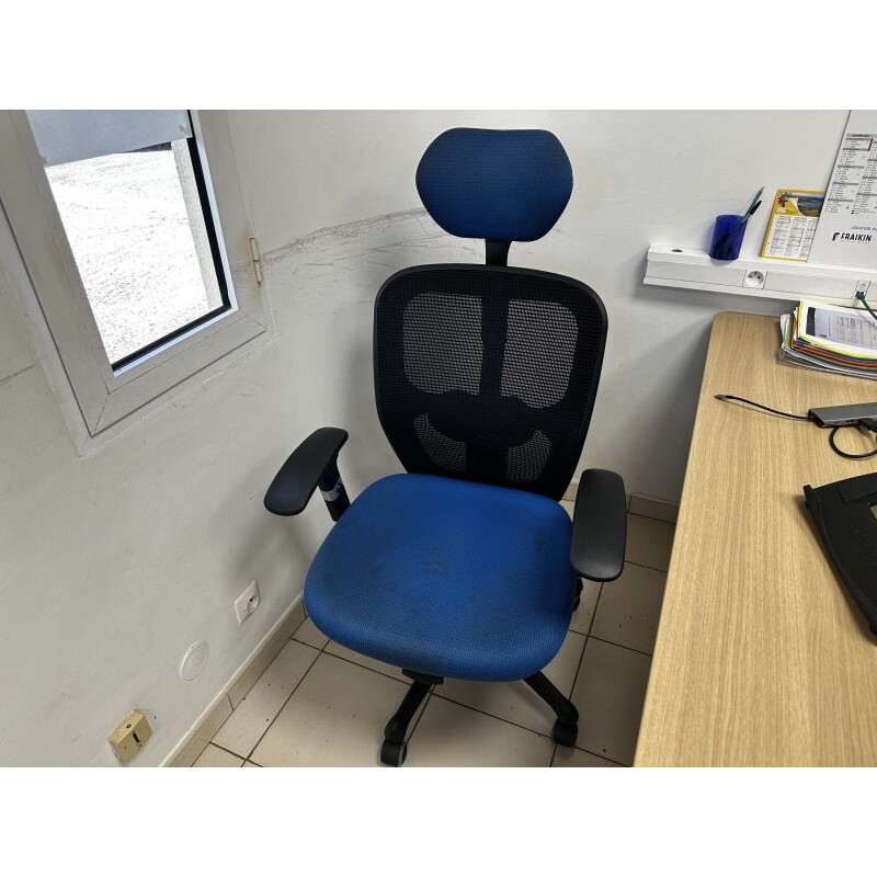 4 tables en fibres de bois, piétement en métal, 1 caisson 4 repose-pieds 3 fauteuils de bureau 3 chaises visiteurs
