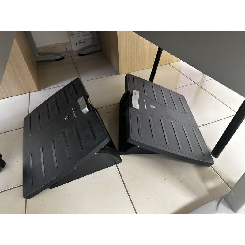 4 tables en fibres de bois, piétement en métal, 1 caisson 4 repose-pieds 3 fauteuils de bureau 3 chaises visiteurs