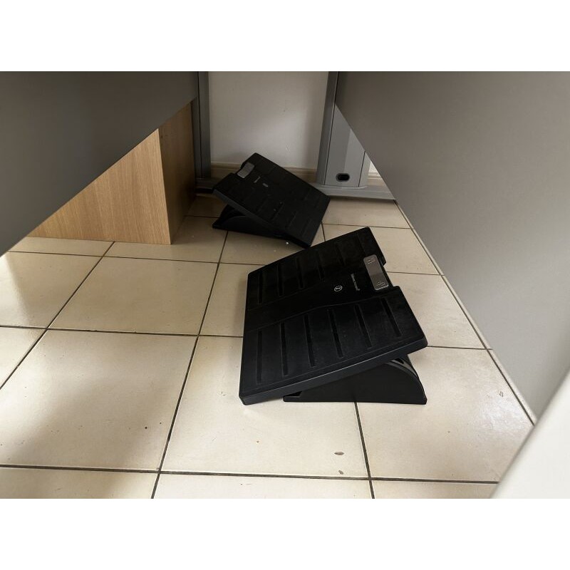 4 tables en fibres de bois, piétement en métal, 1 caisson 4 repose-pieds 3 fauteuils de bureau 3 chaises visiteurs