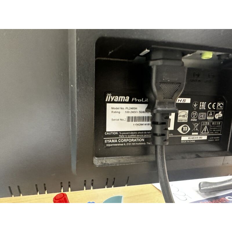 2 écrans IIYAMA PL2483H (à signaler qu'un écran est manquant, au regard du RJ)