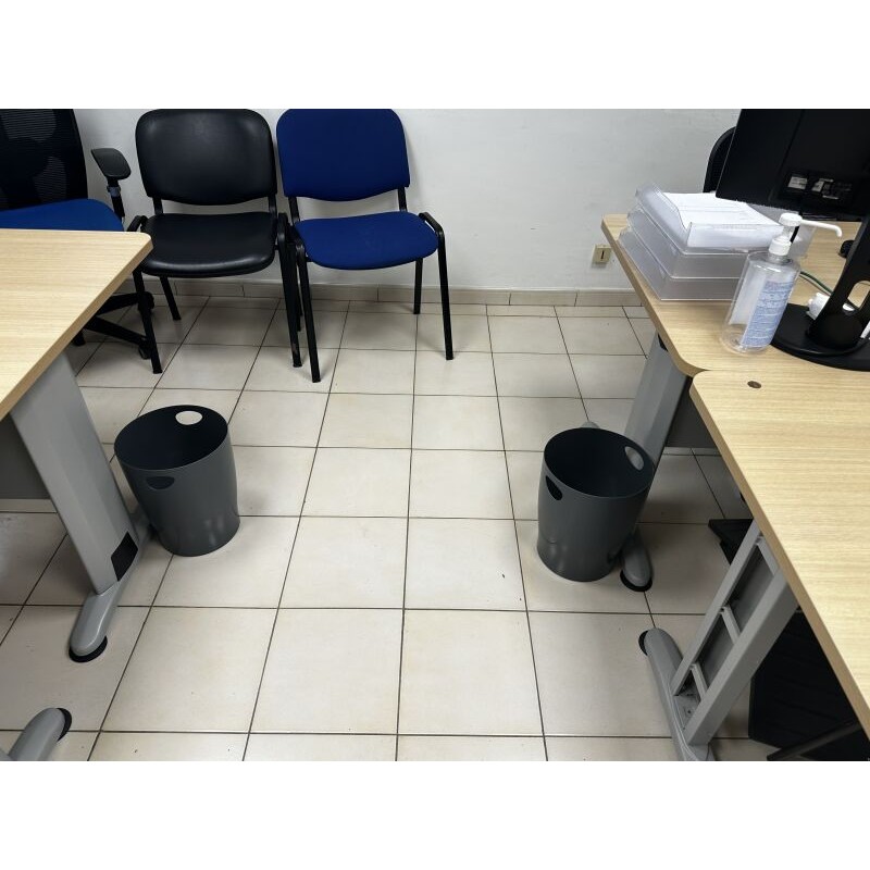 2 poubelles en métal .