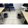 2 poubelles en métal .