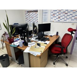 4 bureaux en fibres de bois pied métal 4 chaises de bureau 2 repose-pieds