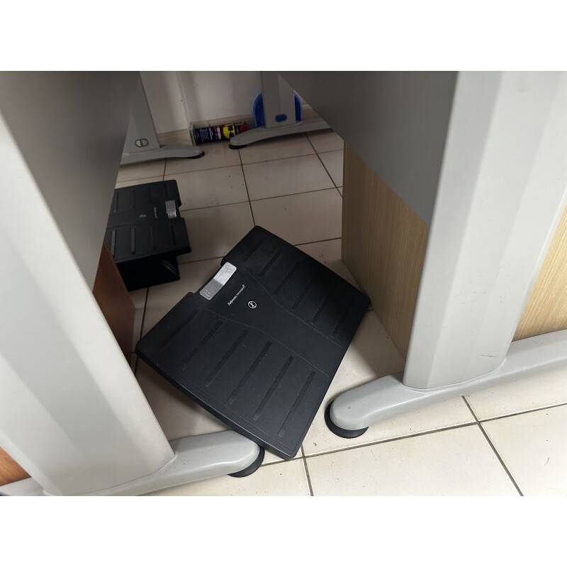 4 bureaux en fibres de bois pied métal 4 chaises de bureau 2 repose-pieds