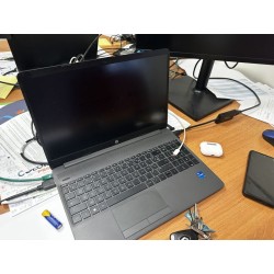 1 ordinateur portable HP (1 manquant, au regard du RJ)
