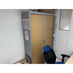1 armoire en métal ouvrant à portes coulissantes